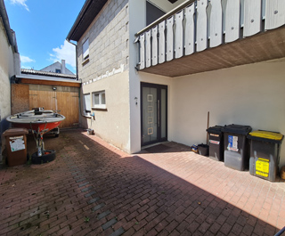 Hof mit Blick zur Garage